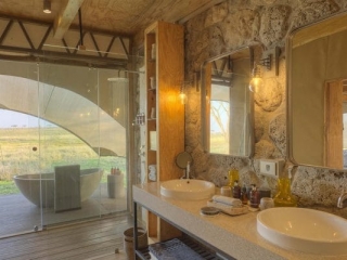 wetu_-_namiri_plains_-_bathroom