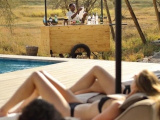 wetu_-_namiri_plains_-_relaxing_by_pool